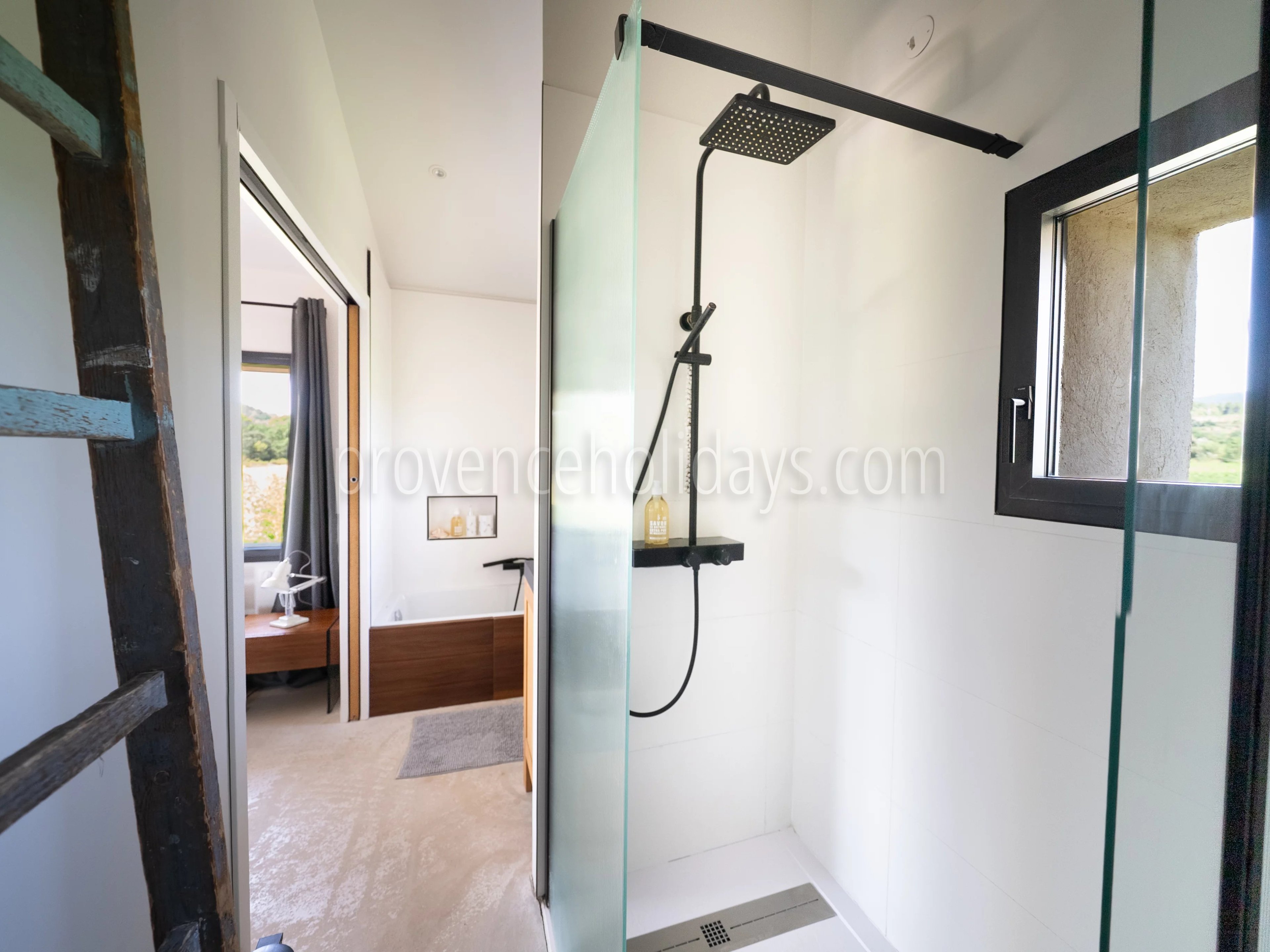 14 - FOR SALE – Charming property with a pool in Vaugines, near Lourmarin – panoramic view of the Luberon.: Villa: Bathroom
