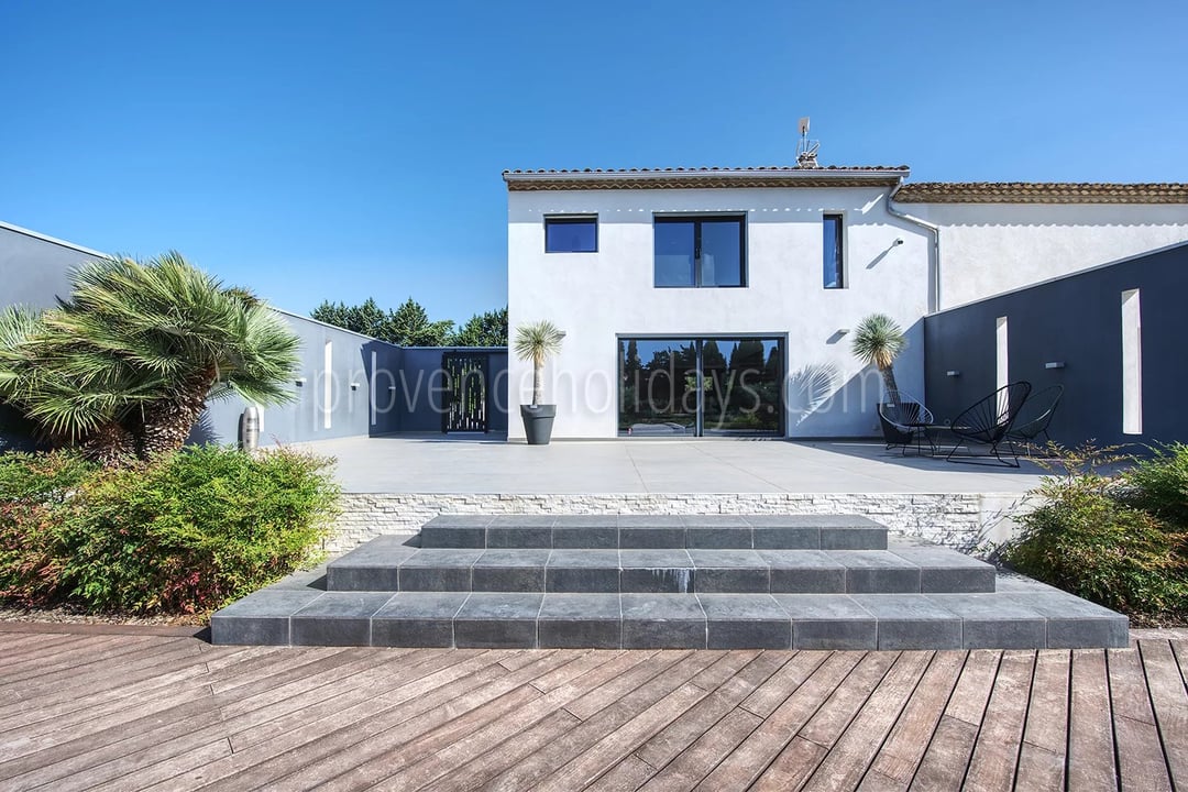 64 - House with pool house in Eyguières: Villa: Exterior