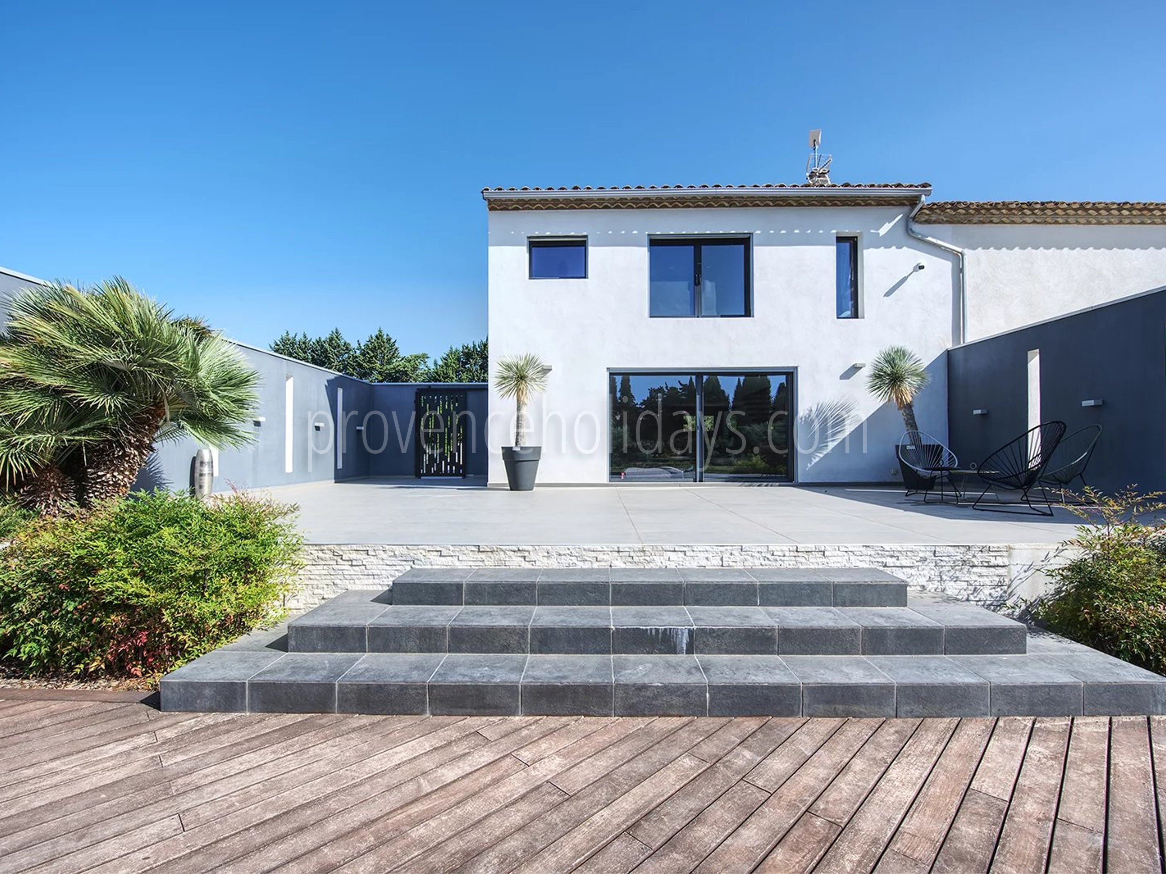 64 - House with pool house in Eyguières: Villa: Exterior