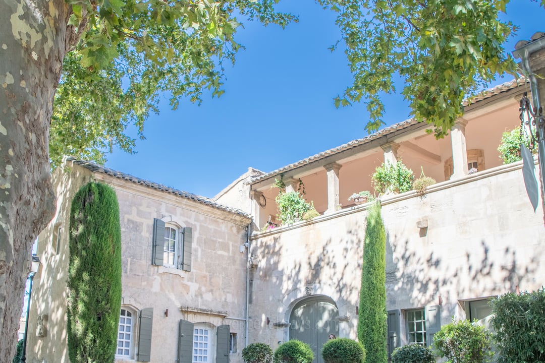 Propriété luxueuse au cœur de Paradou, avec service de conciergerie complet et piscine chauffée 6 - Le Joyau de Paradou: Villa: Exterior