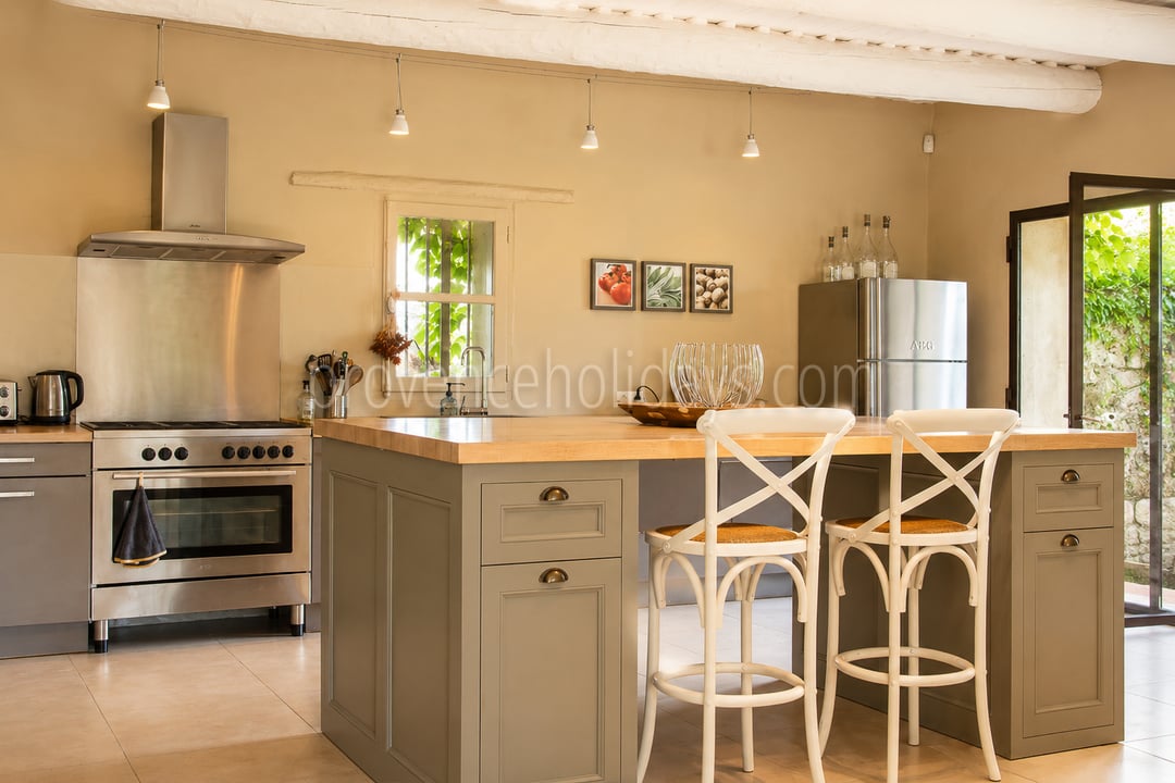 34 - Bauernhaus mit Blick auf den Luberon: Villa: Interior