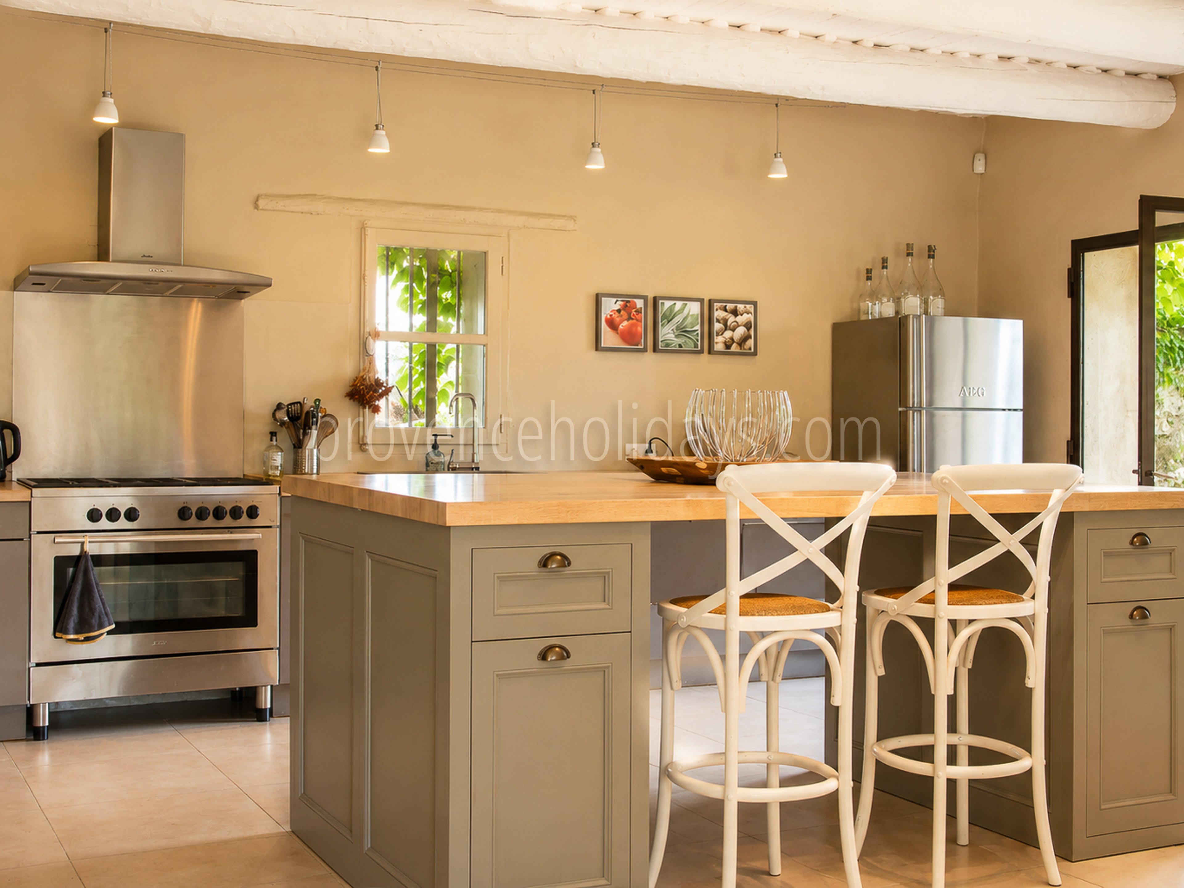 34 - Bauernhaus mit Blick auf den Luberon: Villa: Interior