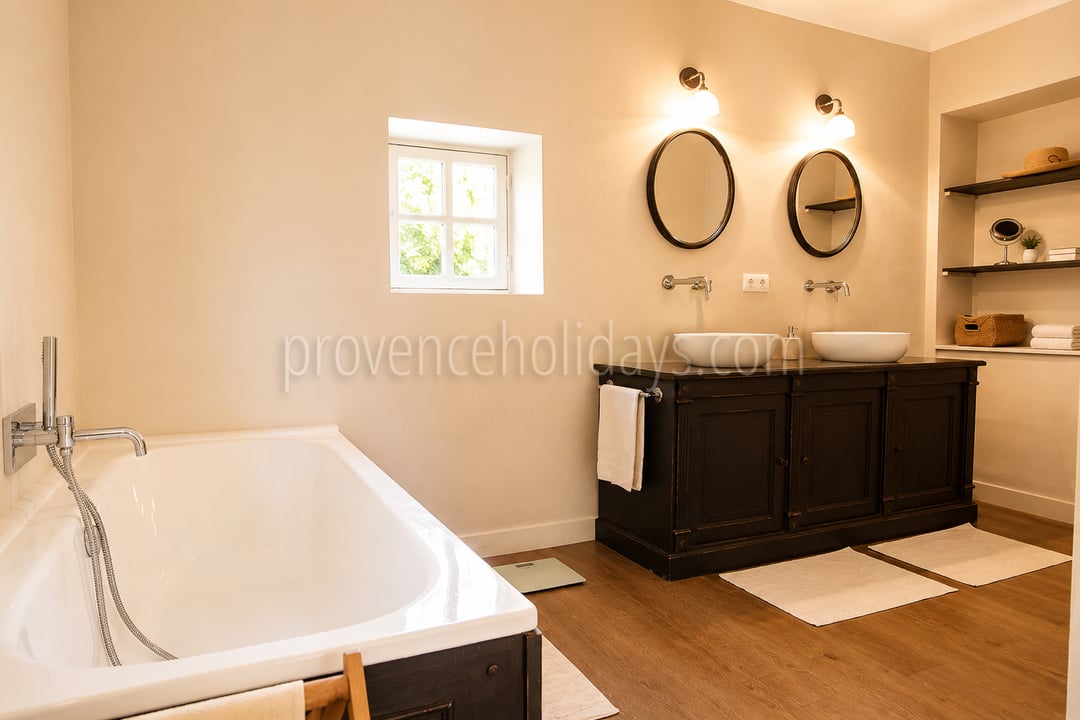 49 - Bauernhaus mit Blick auf den Luberon: Villa: Bathroom