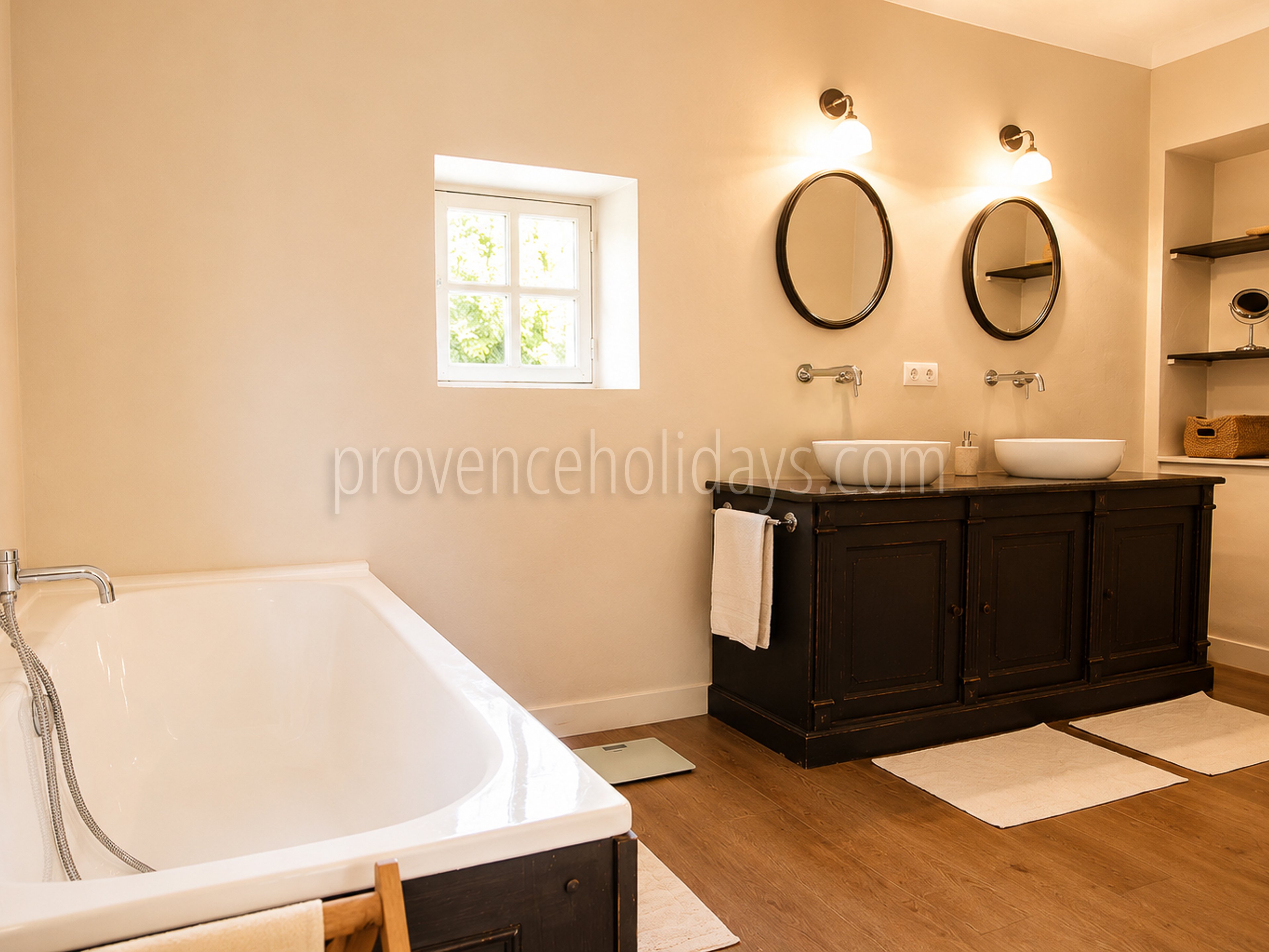 49 - Bauernhaus mit Blick auf den Luberon: Villa: Bathroom