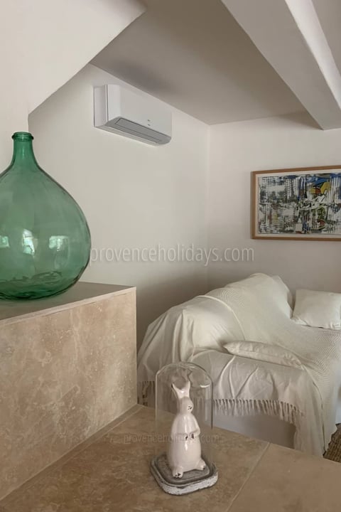 8 - Mas Cyprinidé: Villa: Interior