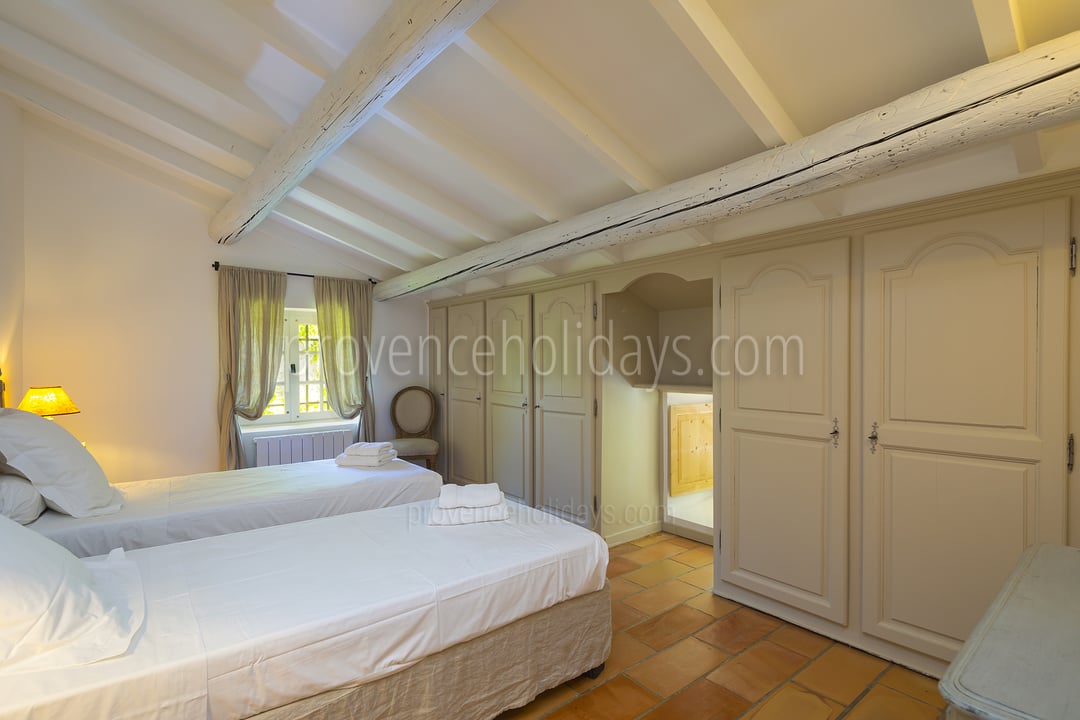 4 - Une Maison en Campagne: Villa: Bedroom