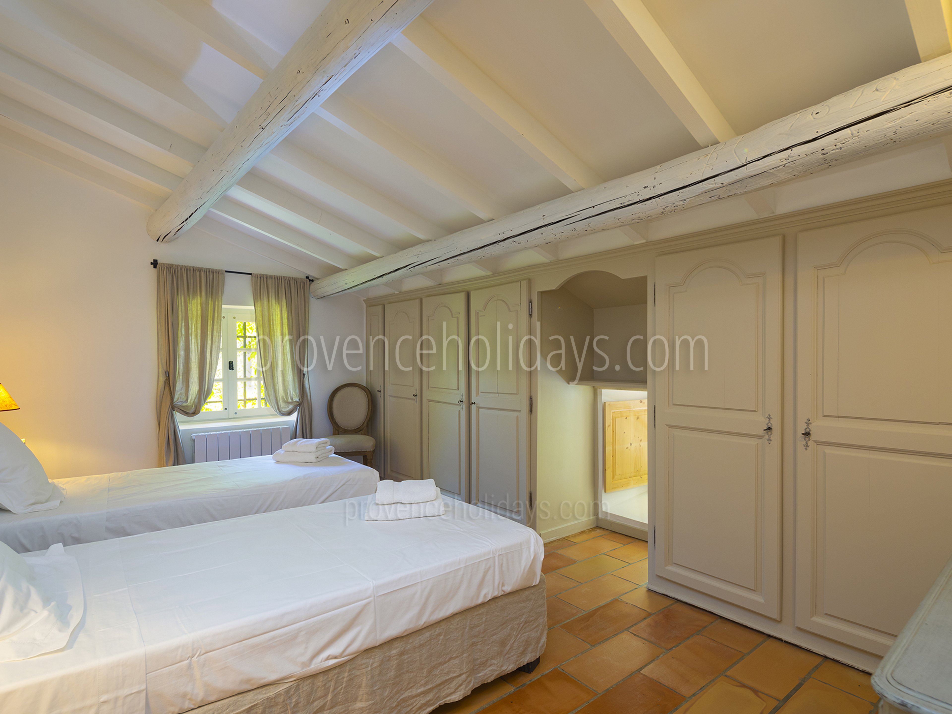 4 - Une Maison en Campagne: Villa: Bedroom