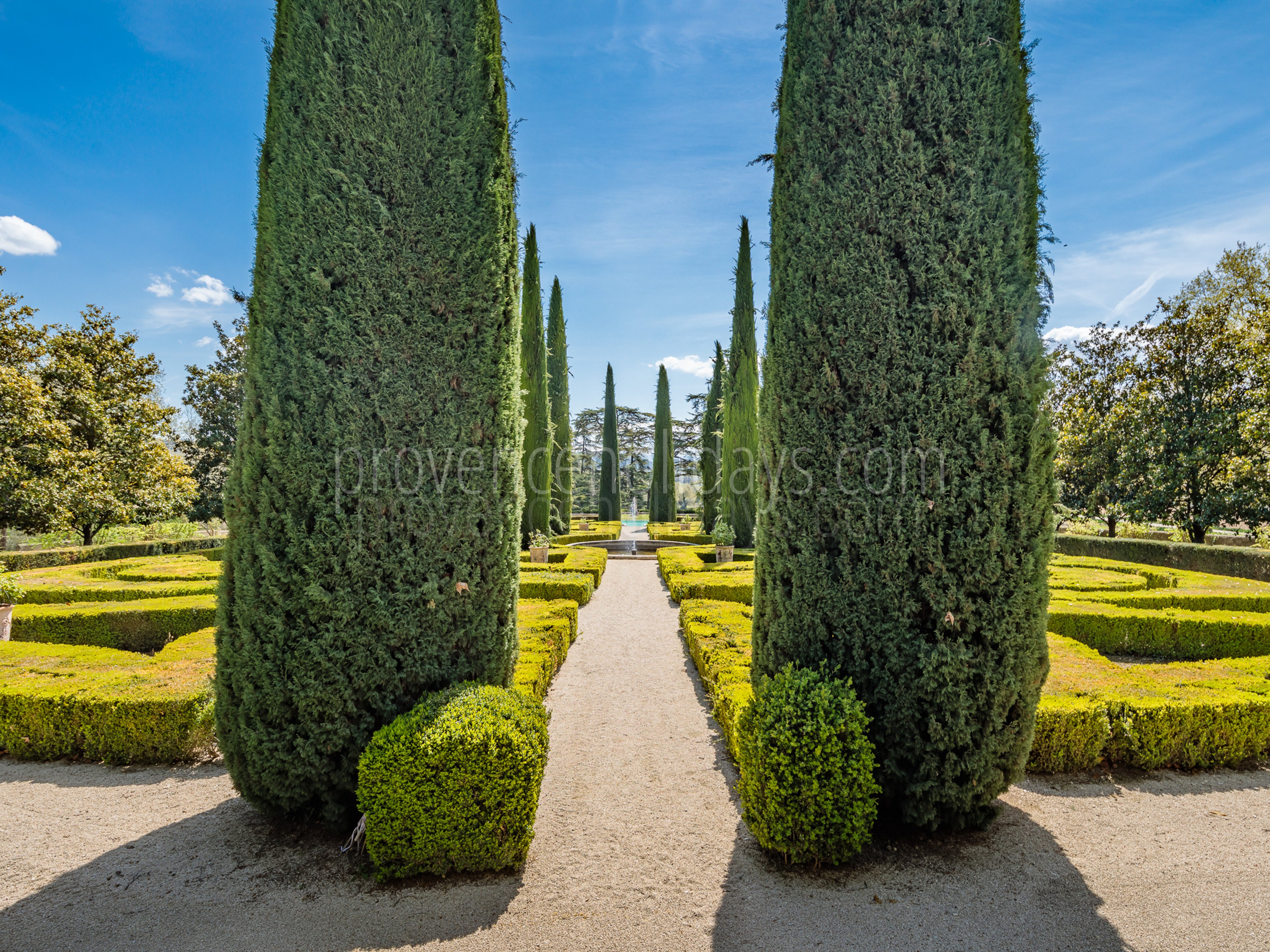 17 - Château de Luberon: Villa: Exterior
