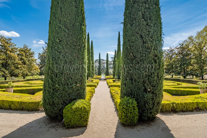 17 - Château de Luberon: Villa: Exterior