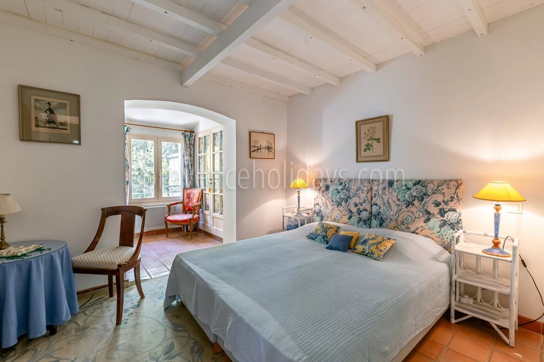 14 - Stone house in Gordes: Villa: Bedroom