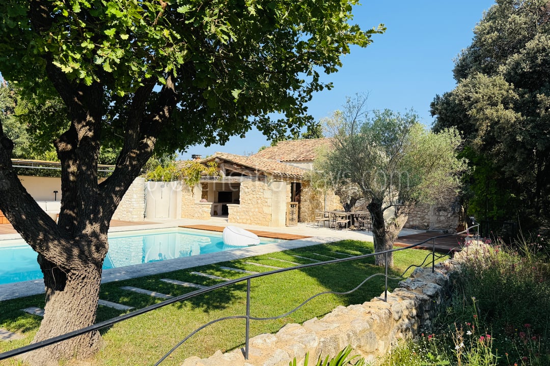 4 - Renovated farmhouse on the outskirts of Eygalières: Villa: Exterior