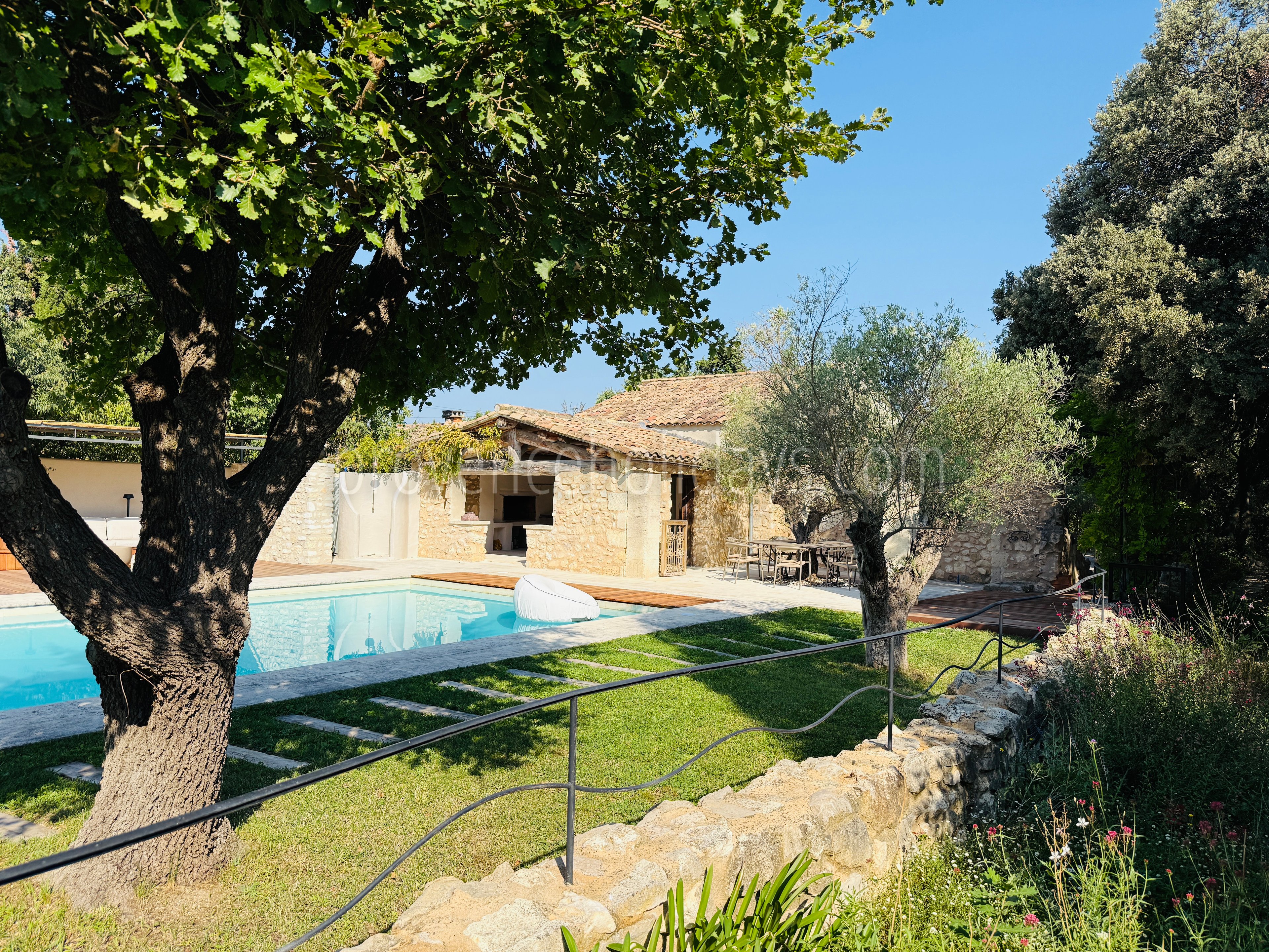 4 - Renovated farmhouse on the outskirts of Eygalières: Villa: Exterior