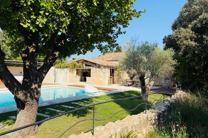 4 - Renovated farmhouse on the outskirts of Eygalières: Villa: Exterior