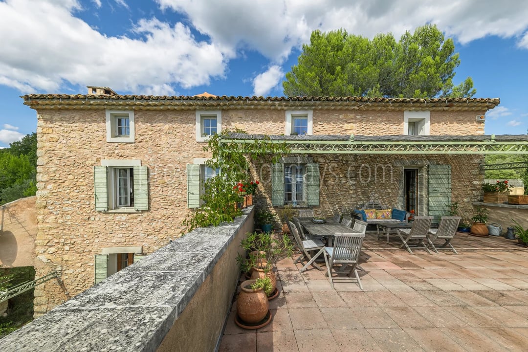 3 - Stone farmhouse in Saint-Saturnin-lès-Apt: Villa: Exterior