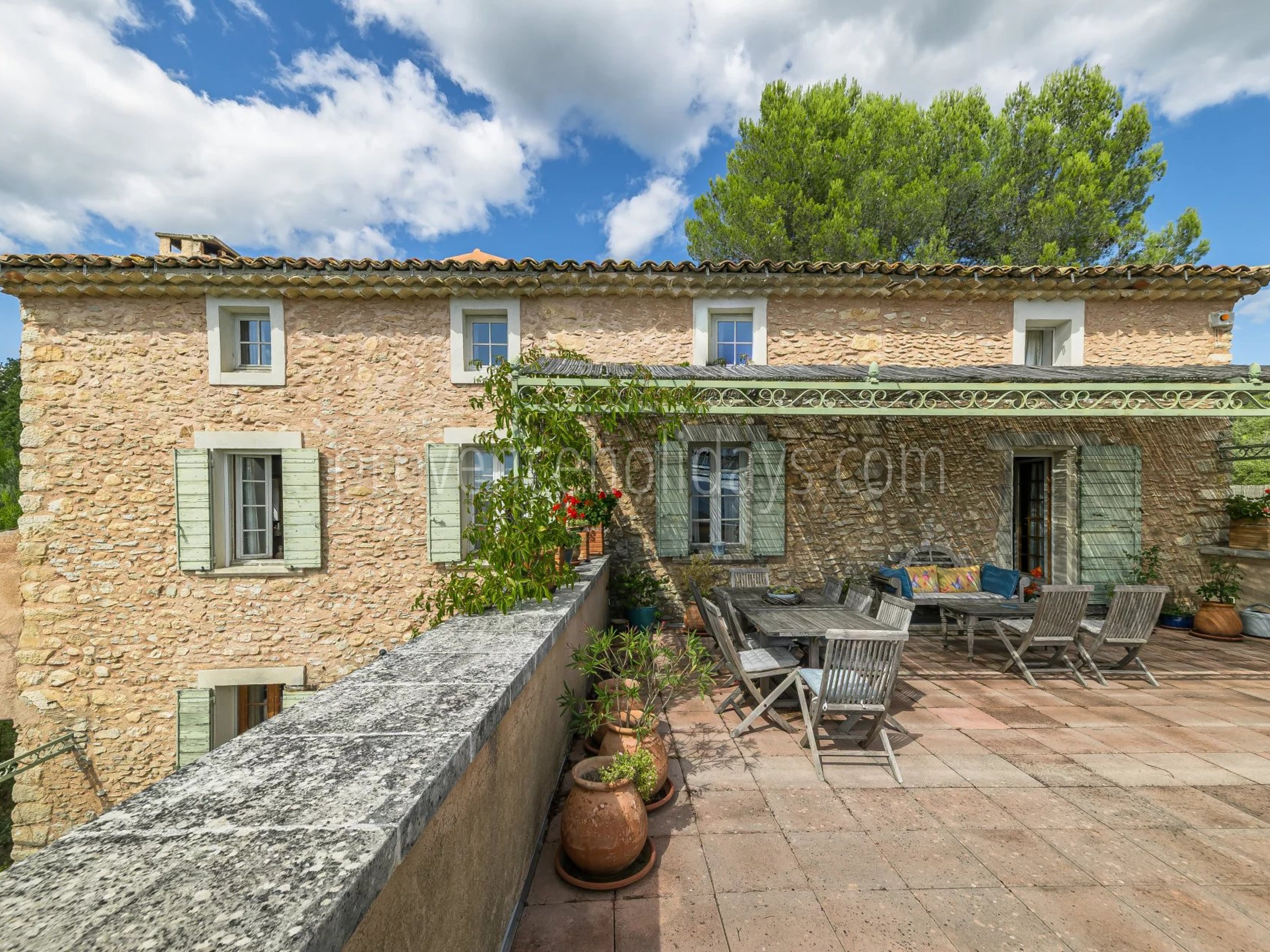 3 - Stone farmhouse in Saint-Saturnin-lès-Apt: Villa: Exterior