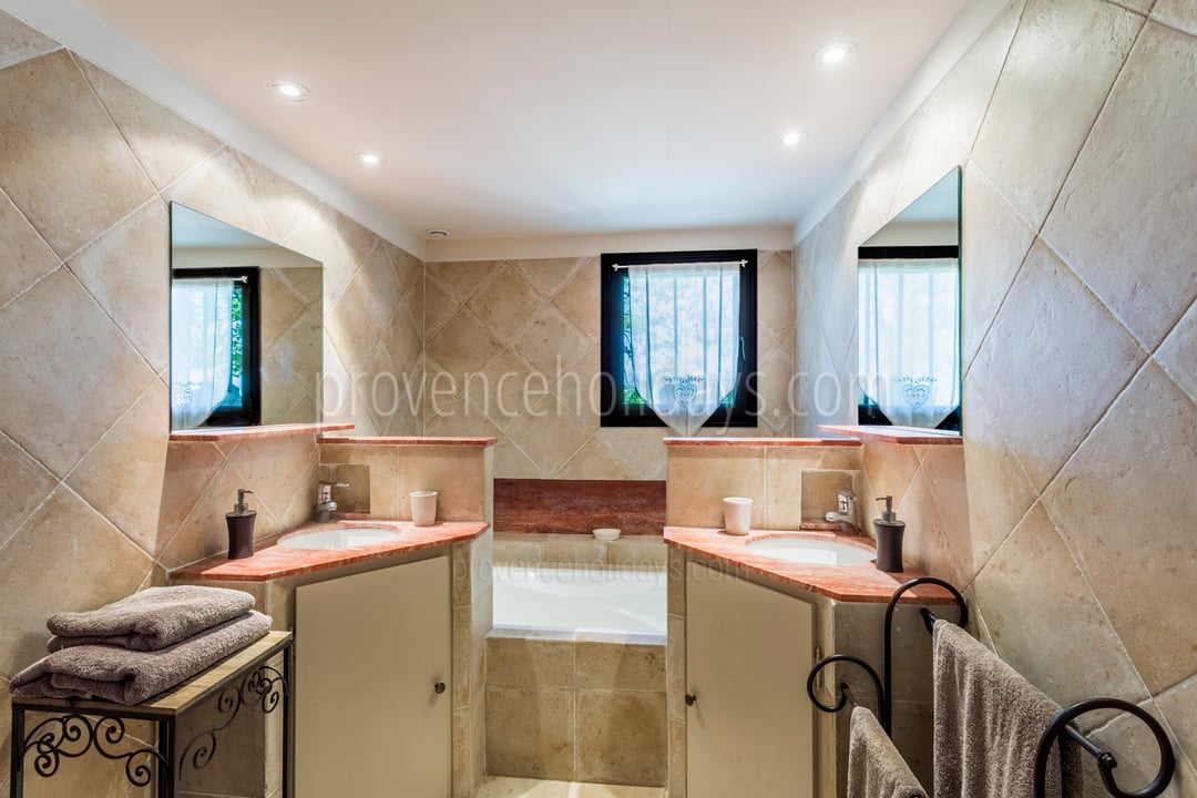 21 - La Villa Panorama: Villa: Bathroom