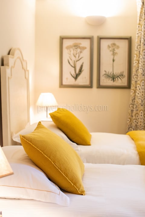 33 - Villa en Provence: Villa: Bedroom