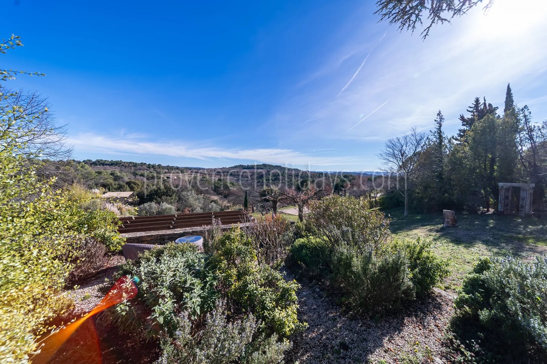15 - Renovated Property in Gordes: Villa: Exterior