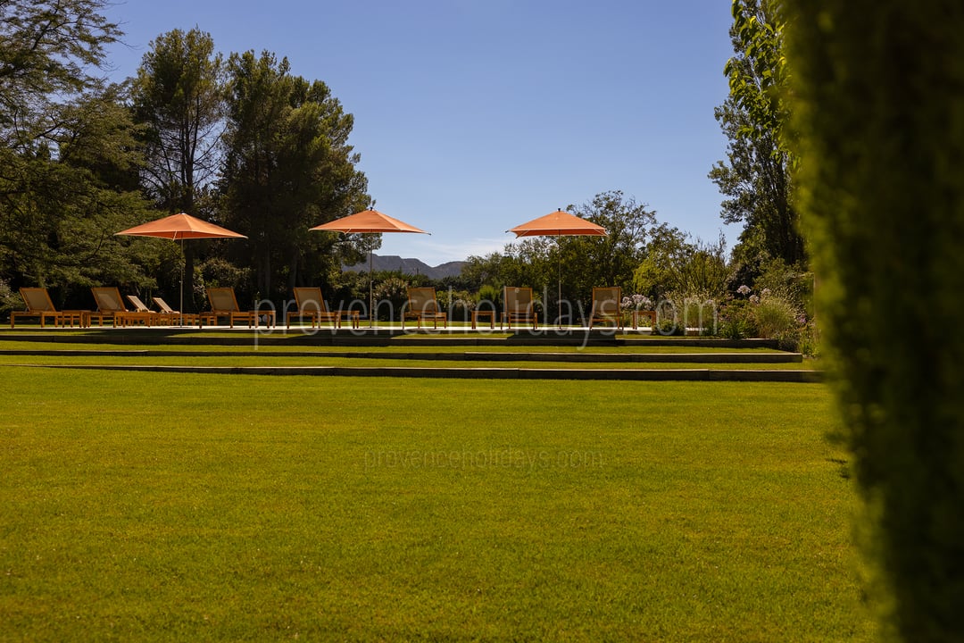 53 - Le Mas des Magnans: Villa: Exterior