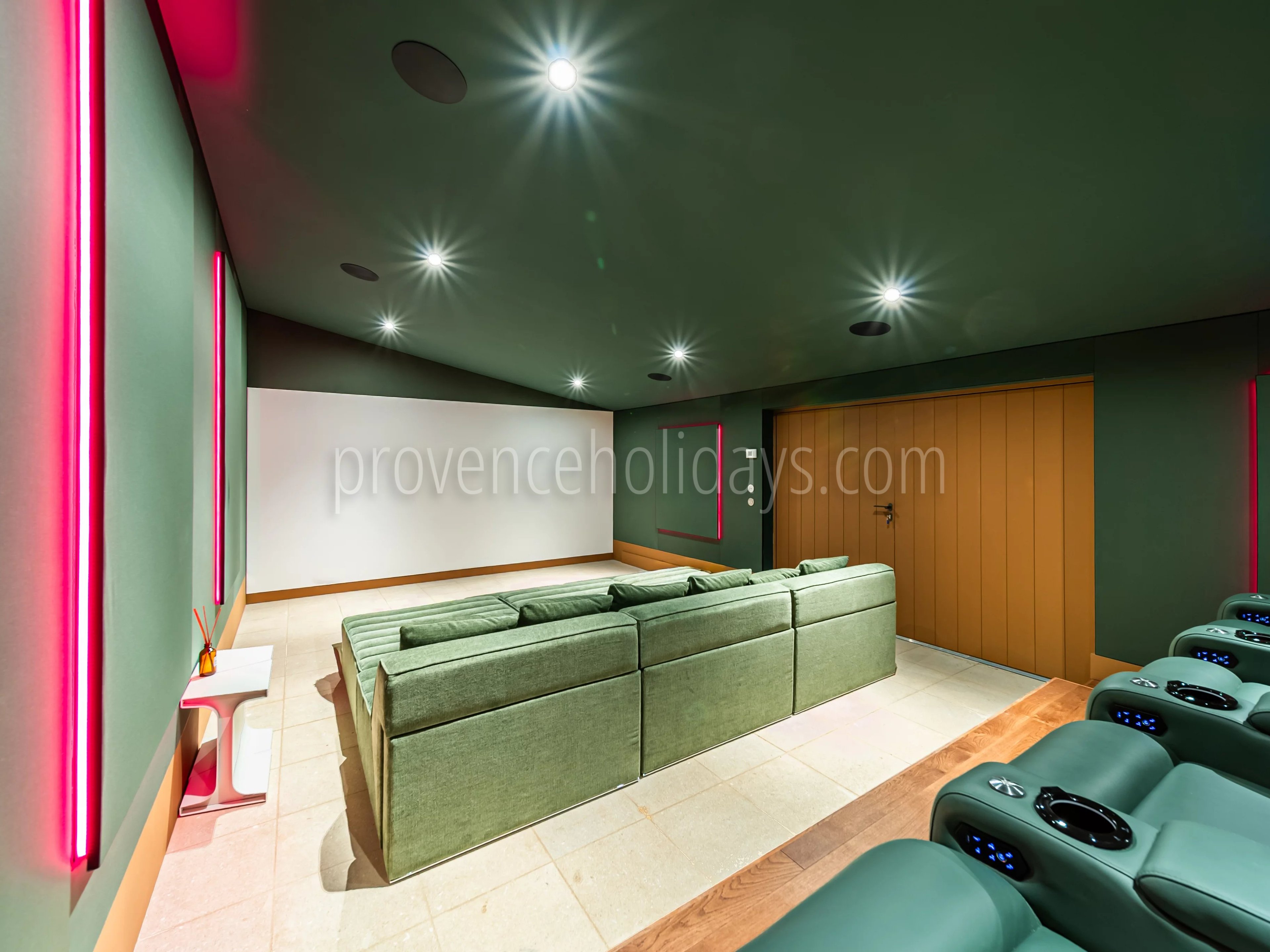 24 - Stone Property in Ménerbes: Villa: Interior