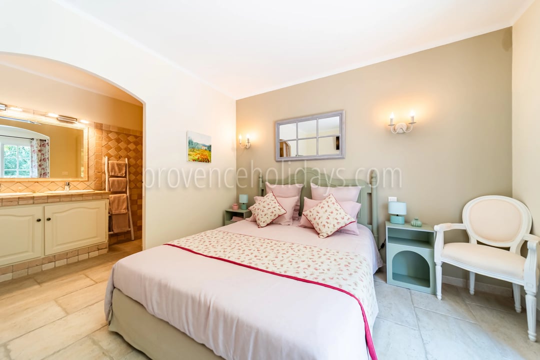 10 - Villa with outbuildings in Mouriès: Villa: Bedroom
