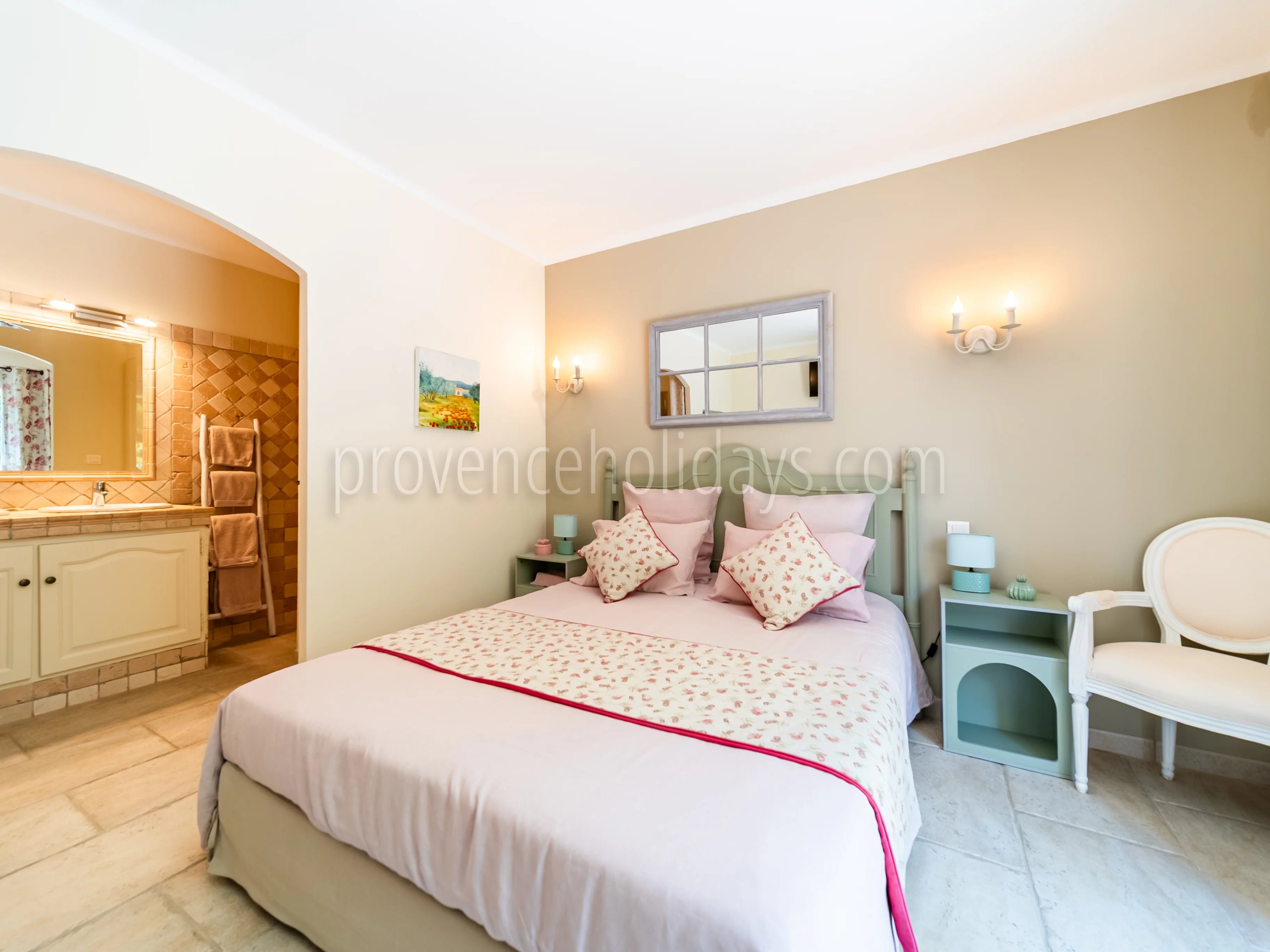 10 - Villa with outbuildings in Mouriès: Villa: Bedroom