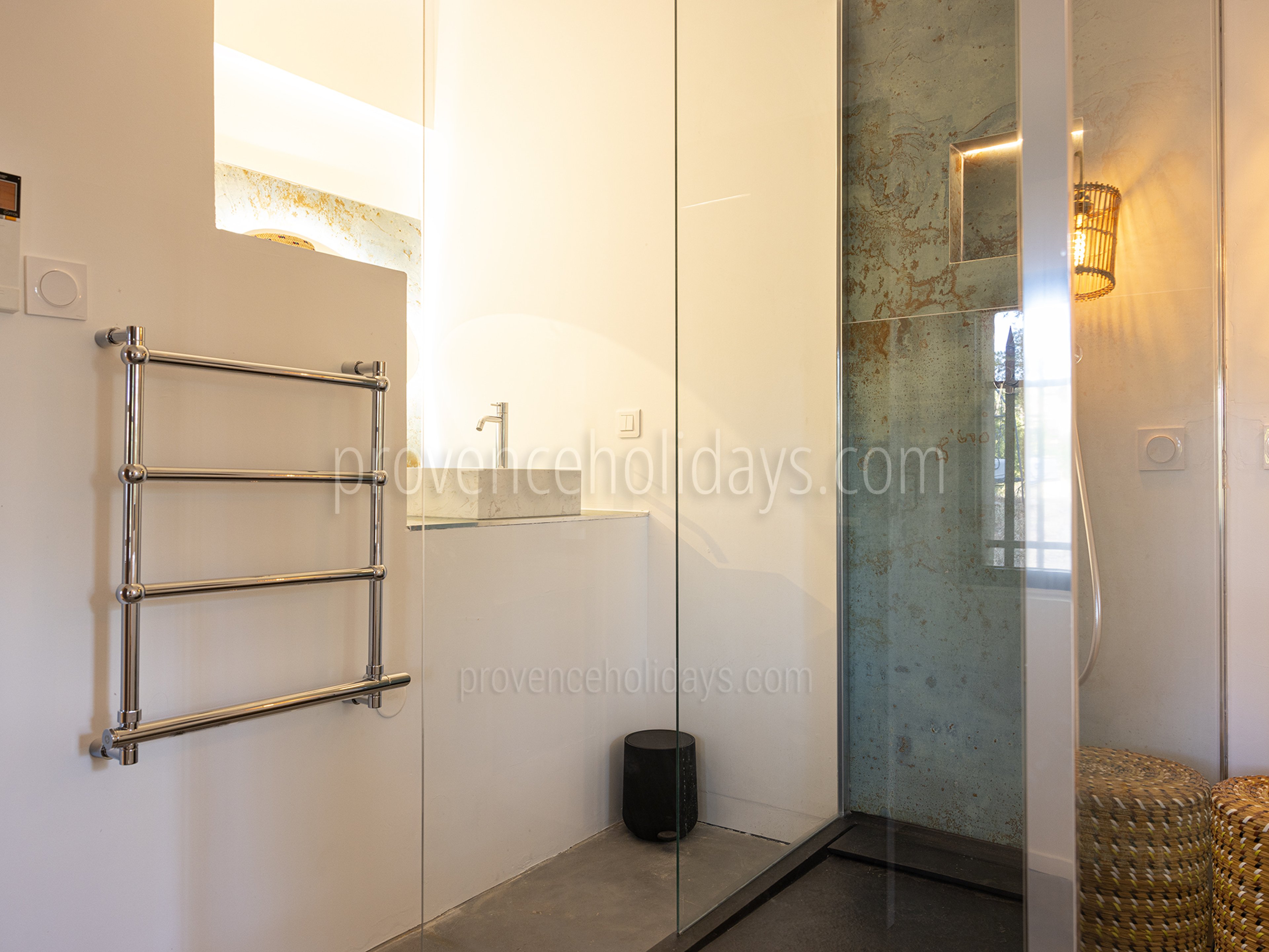 23 - Mas du Rosier: Villa: Bathroom