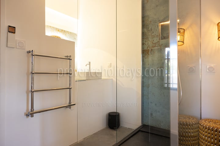 23 - Mas du Rosier: Villa: Bathroom