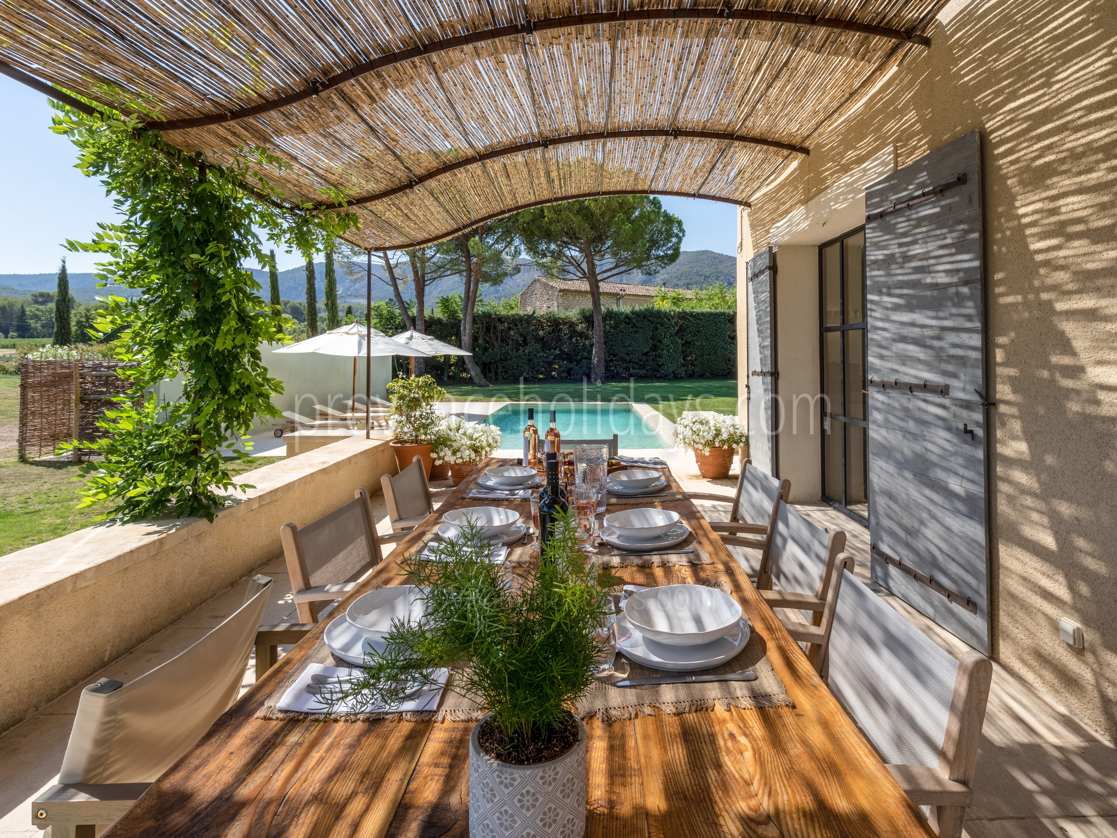 10 - Mas d\'Oppède: Villa: Exterior