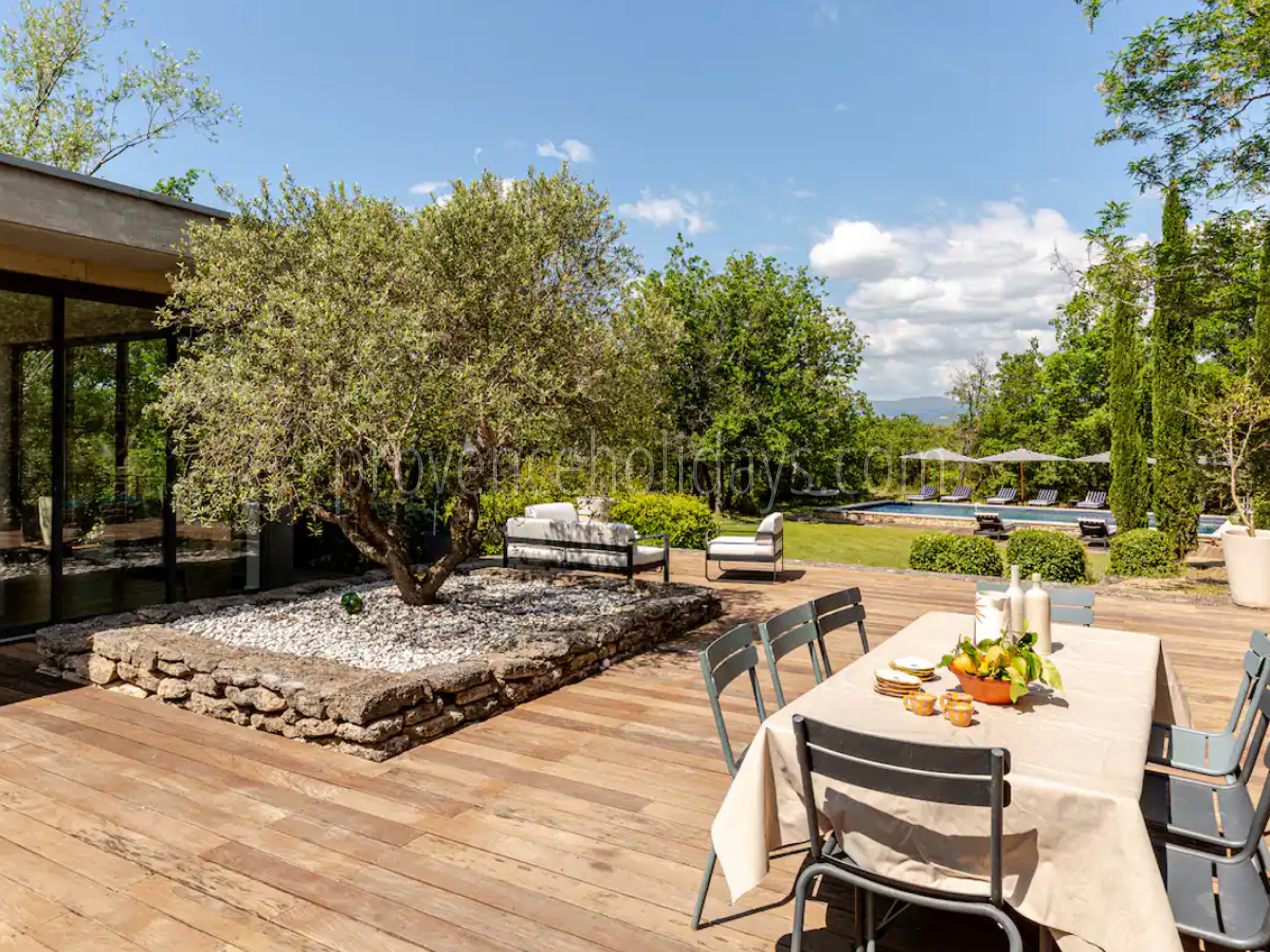 26 - Les Vues du Luberon: Villa: Exterior