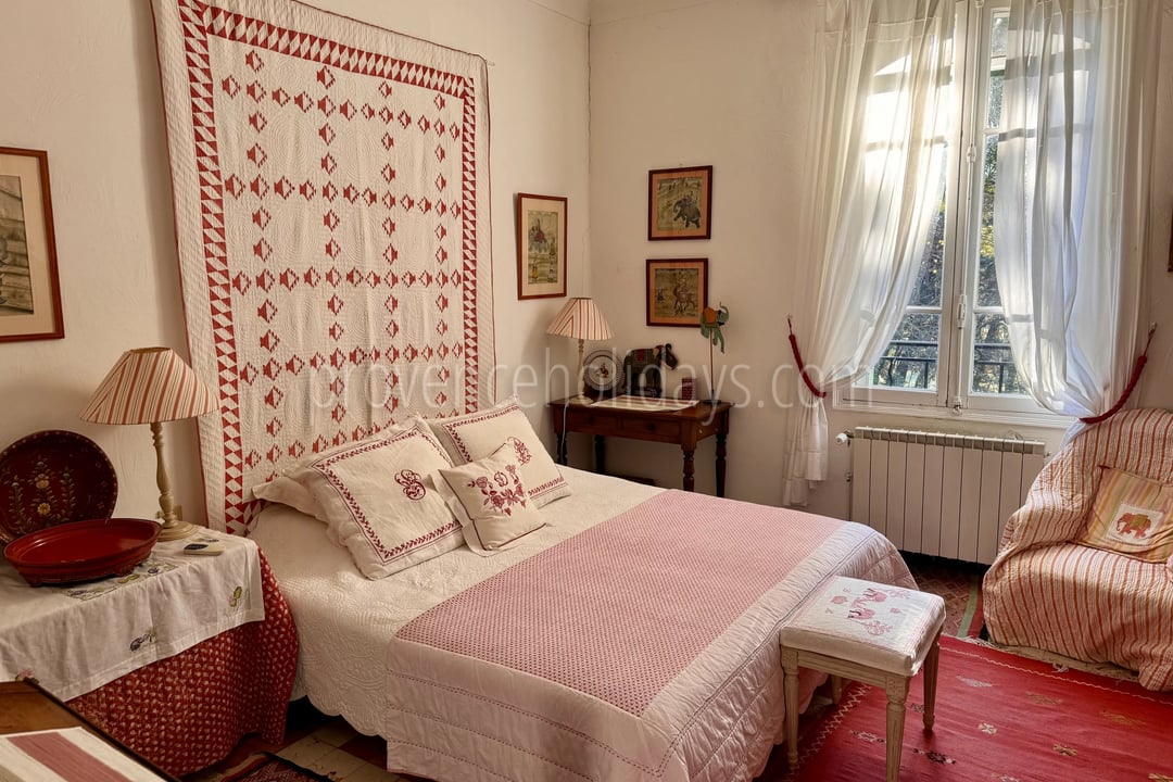 6 - Estate to renovate in Orgon: Villa: Bedroom