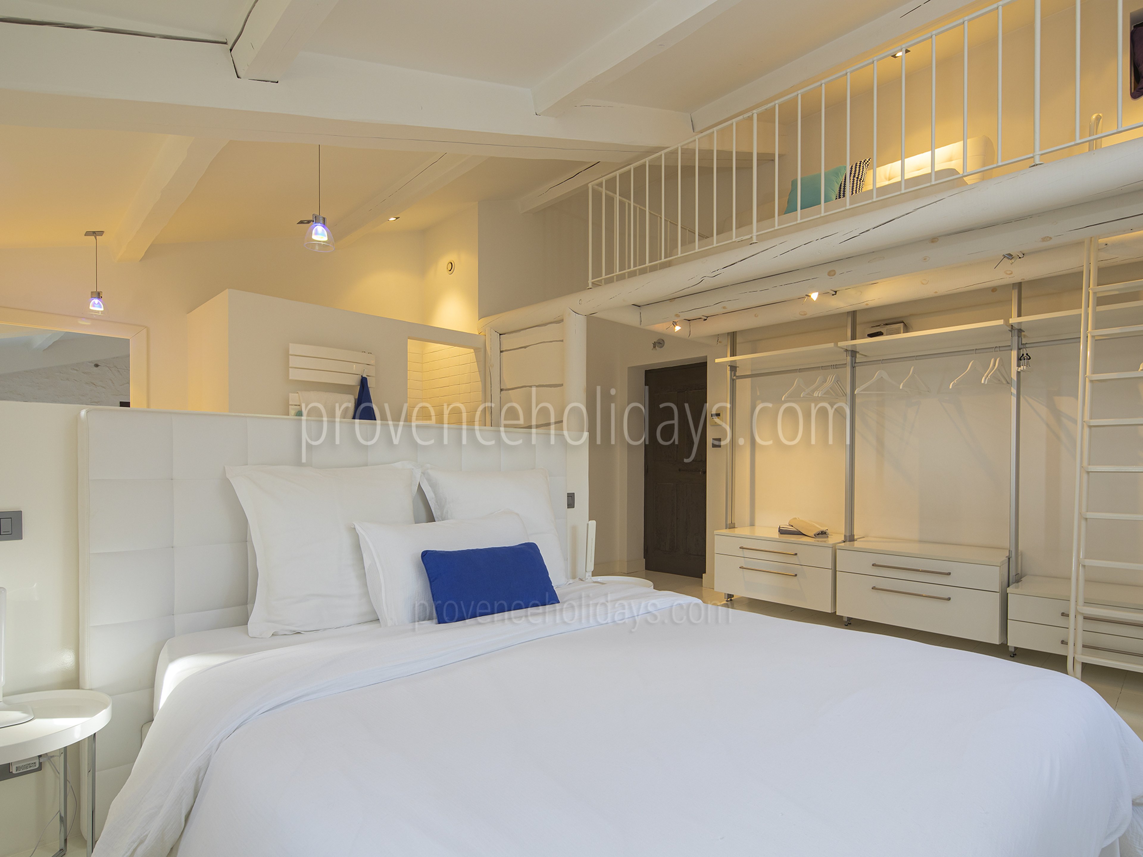 21 - Bergerie de Beaumes: Villa: Bedroom