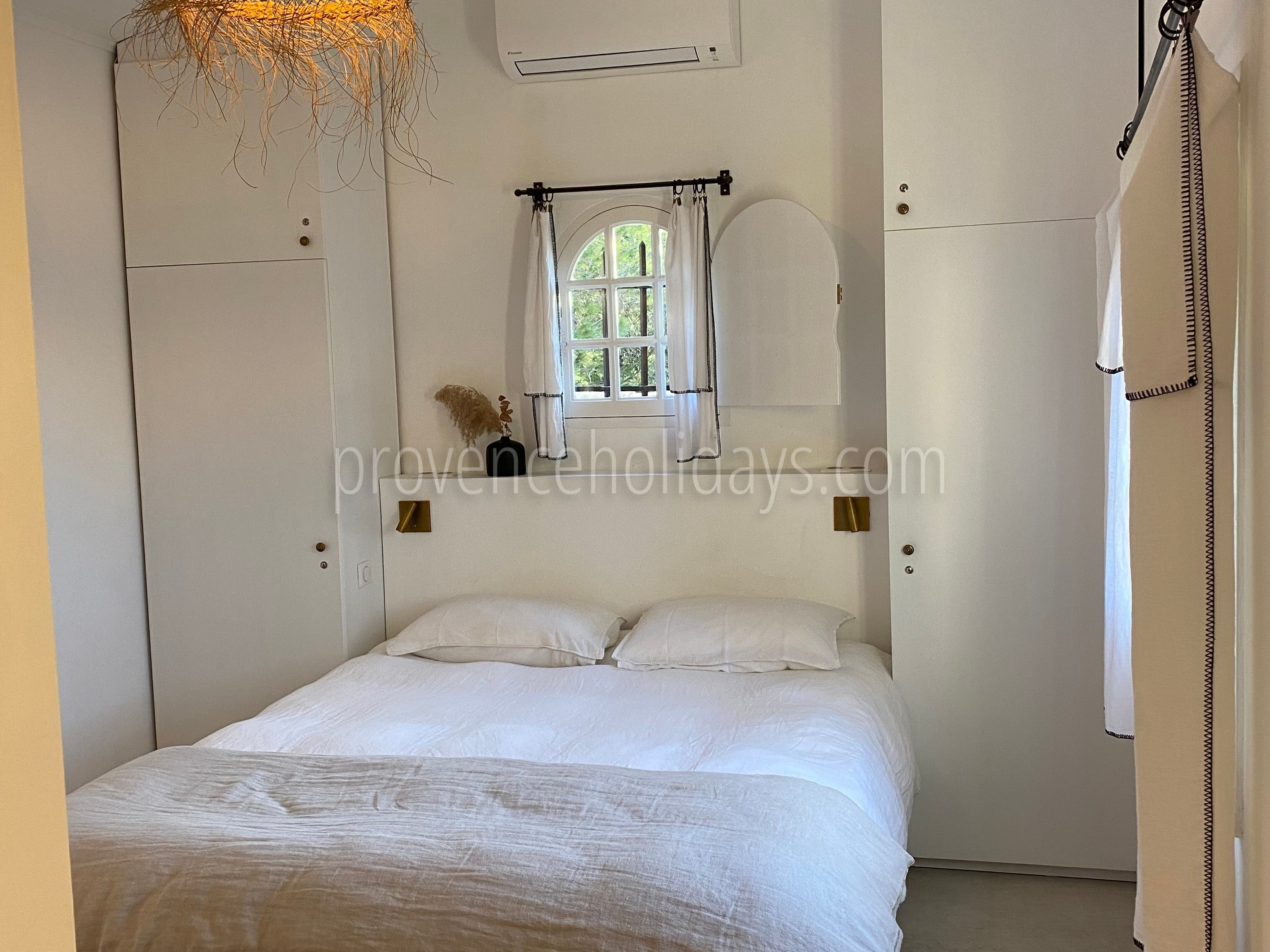 14 - Mas du Rosier: Villa: Bedroom