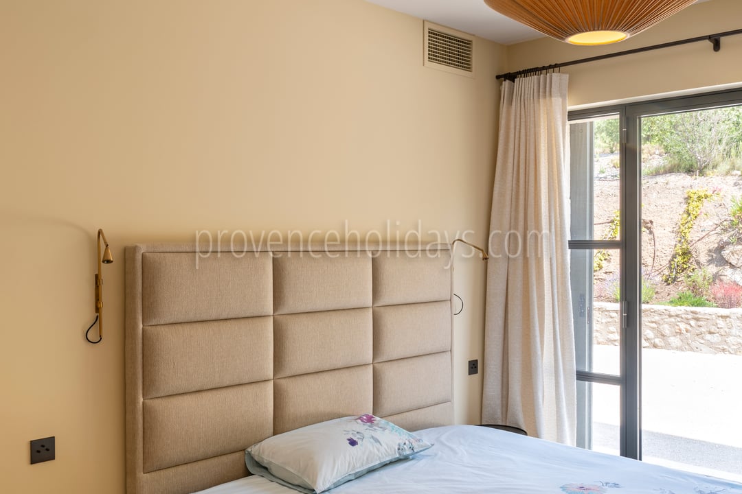 144 - Le Loup des Alpilles: Villa: Bedroom