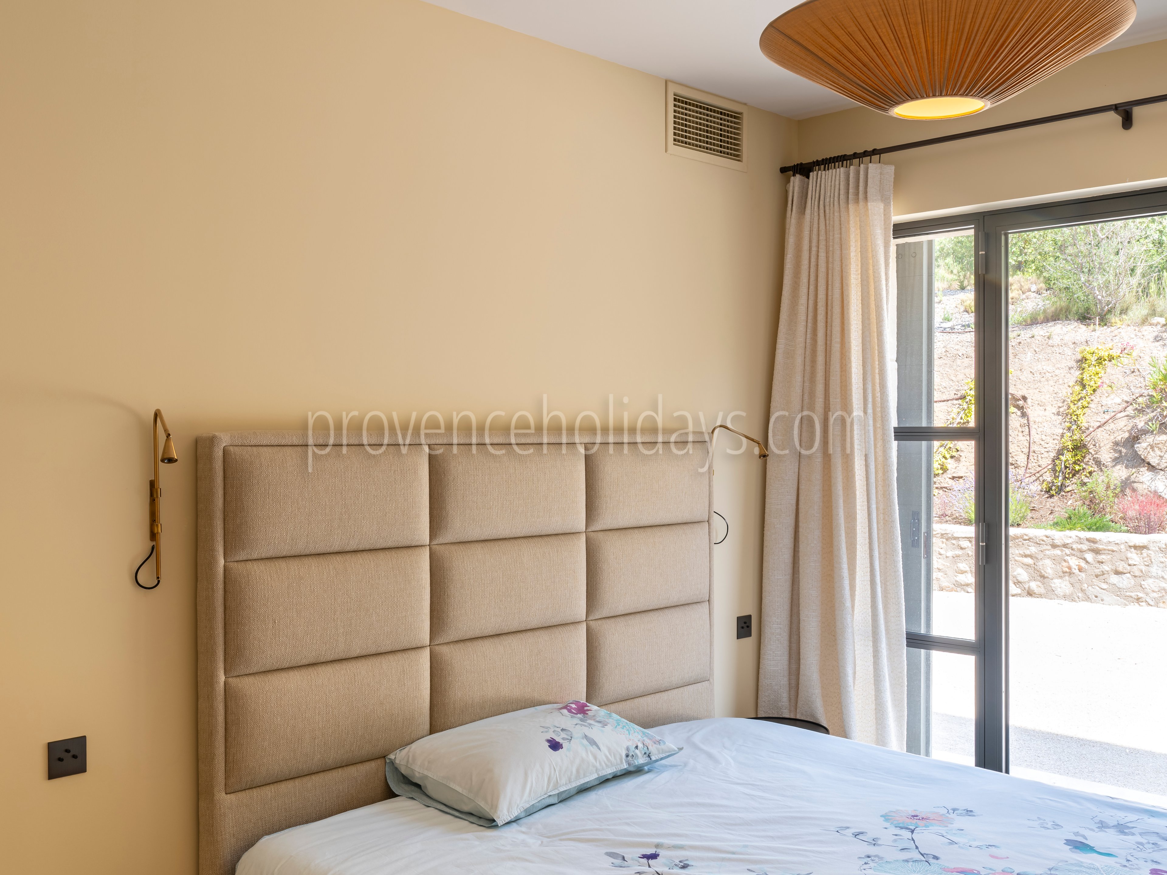 144 - Le Loup des Alpilles: Villa: Bedroom