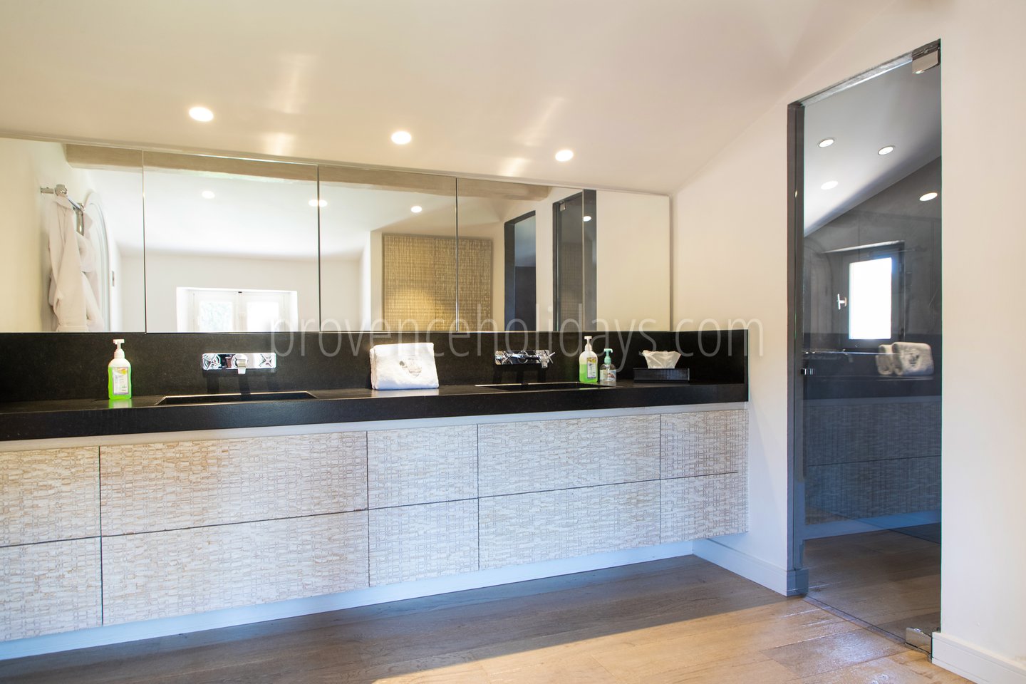 19 - Bastide Queen: Villa: Bathroom