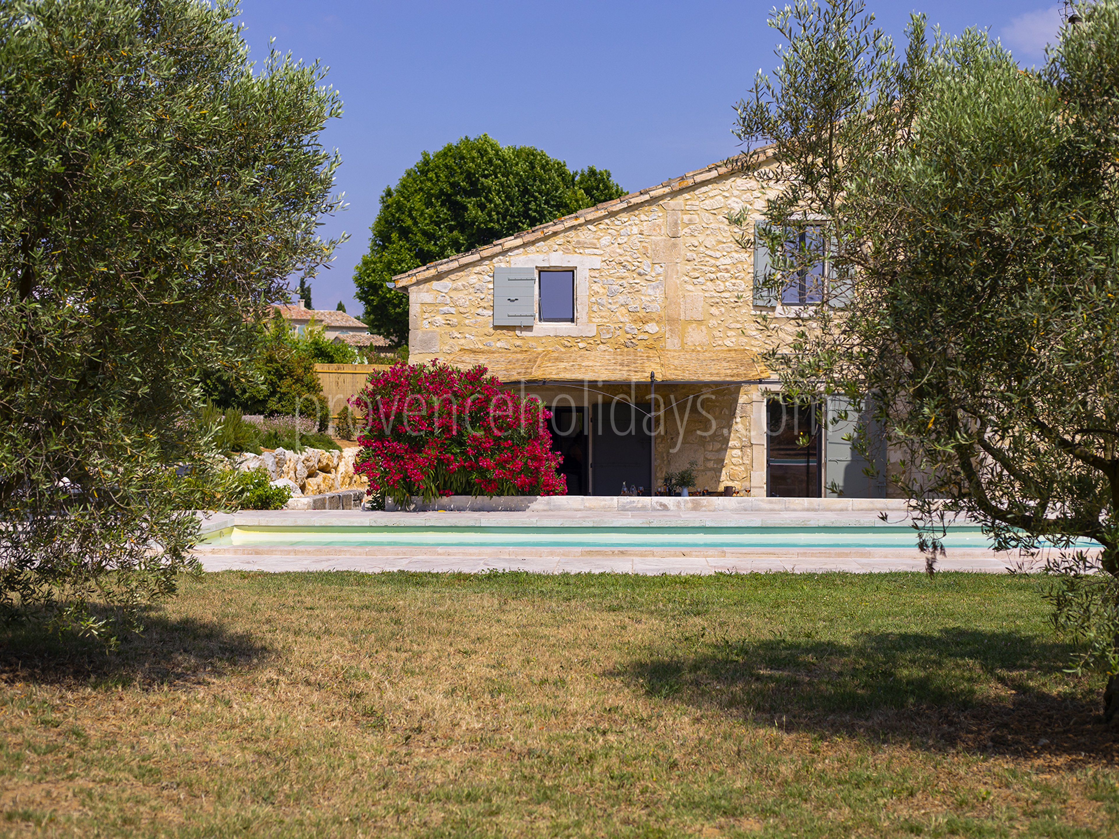 16 - Mas Alpilles: Villa: Exterior