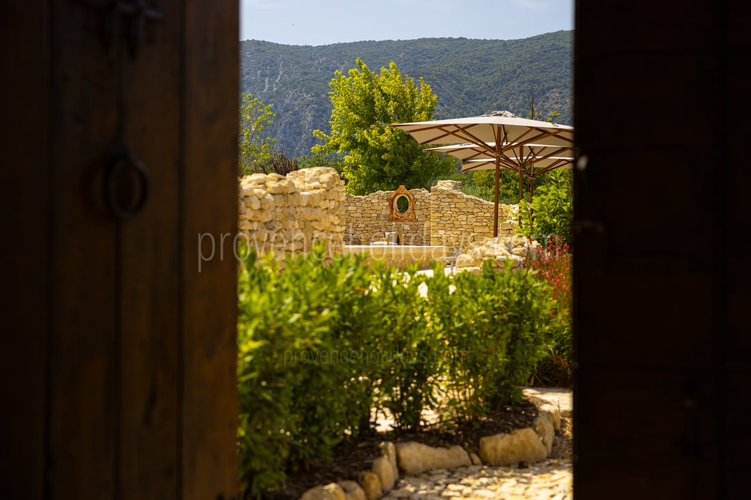 49 - Grand Mas d\'Oppède: Villa: Exterior
