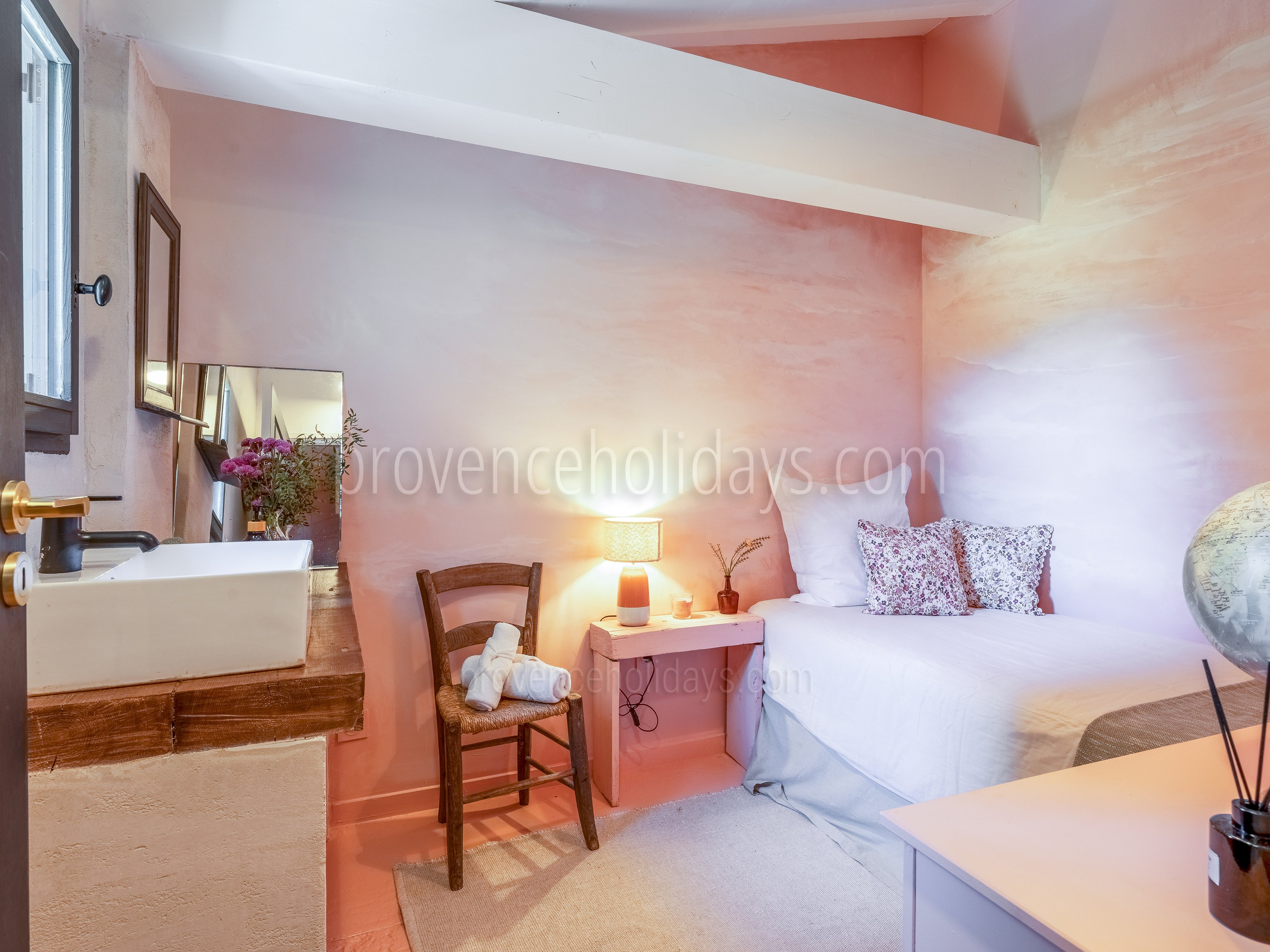 19 - La Terrasse Provençale: Villa: Bedroom
