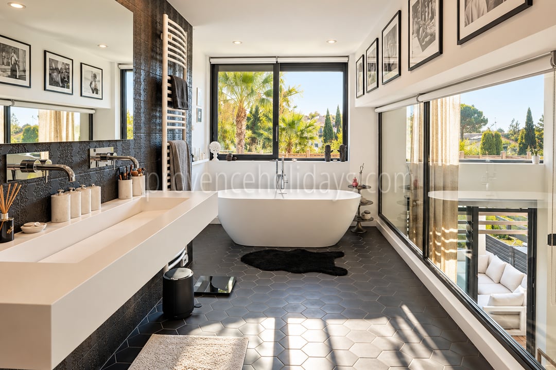 7 - A stunning loft within walking distance of the town centre: Villa: Bathroom