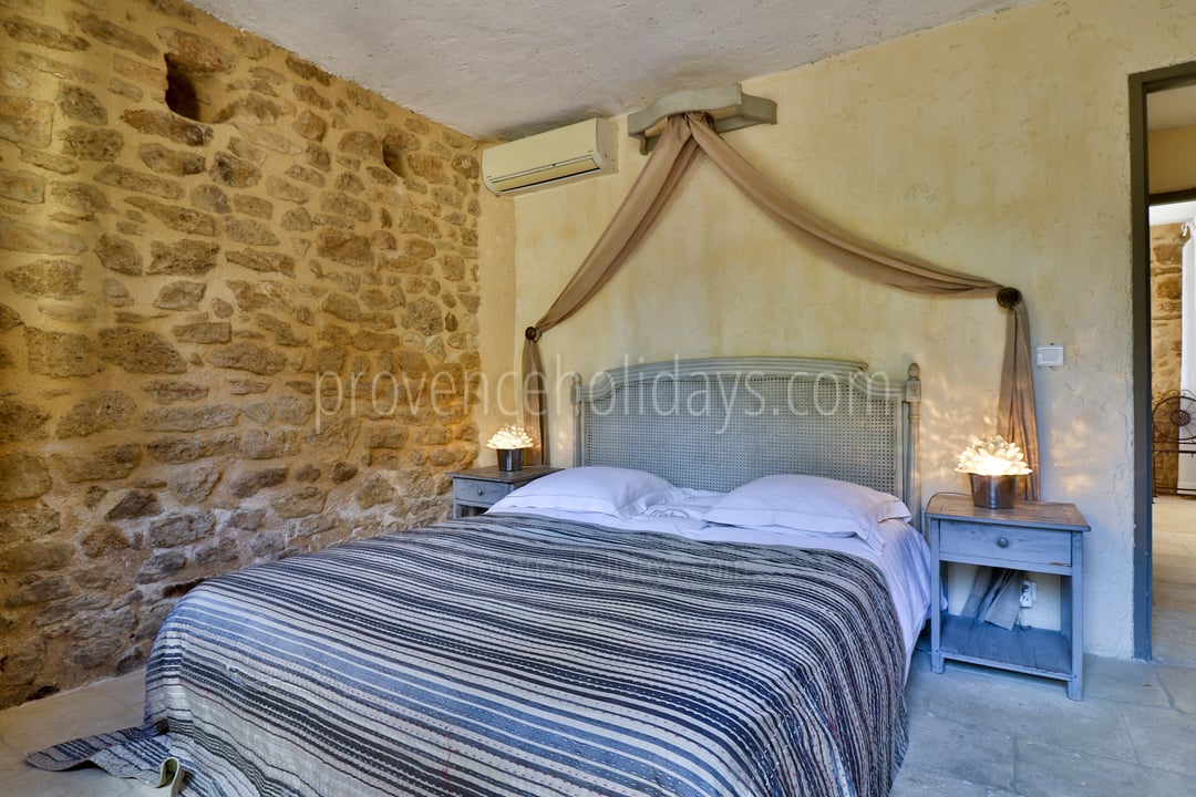 38 - Mas de Beaumes: Villa: Bedroom