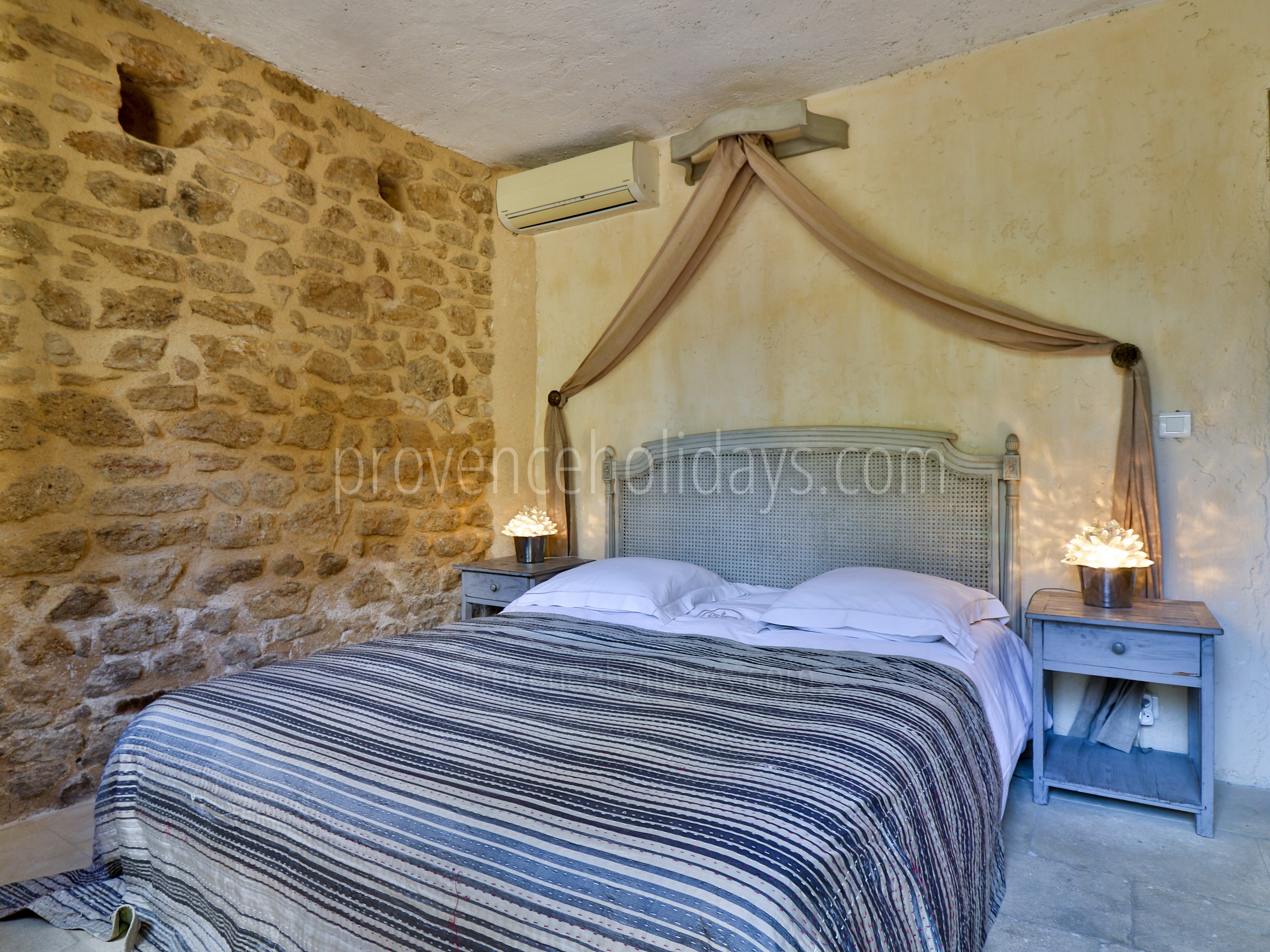 38 - Mas de Beaumes: Villa: Bedroom