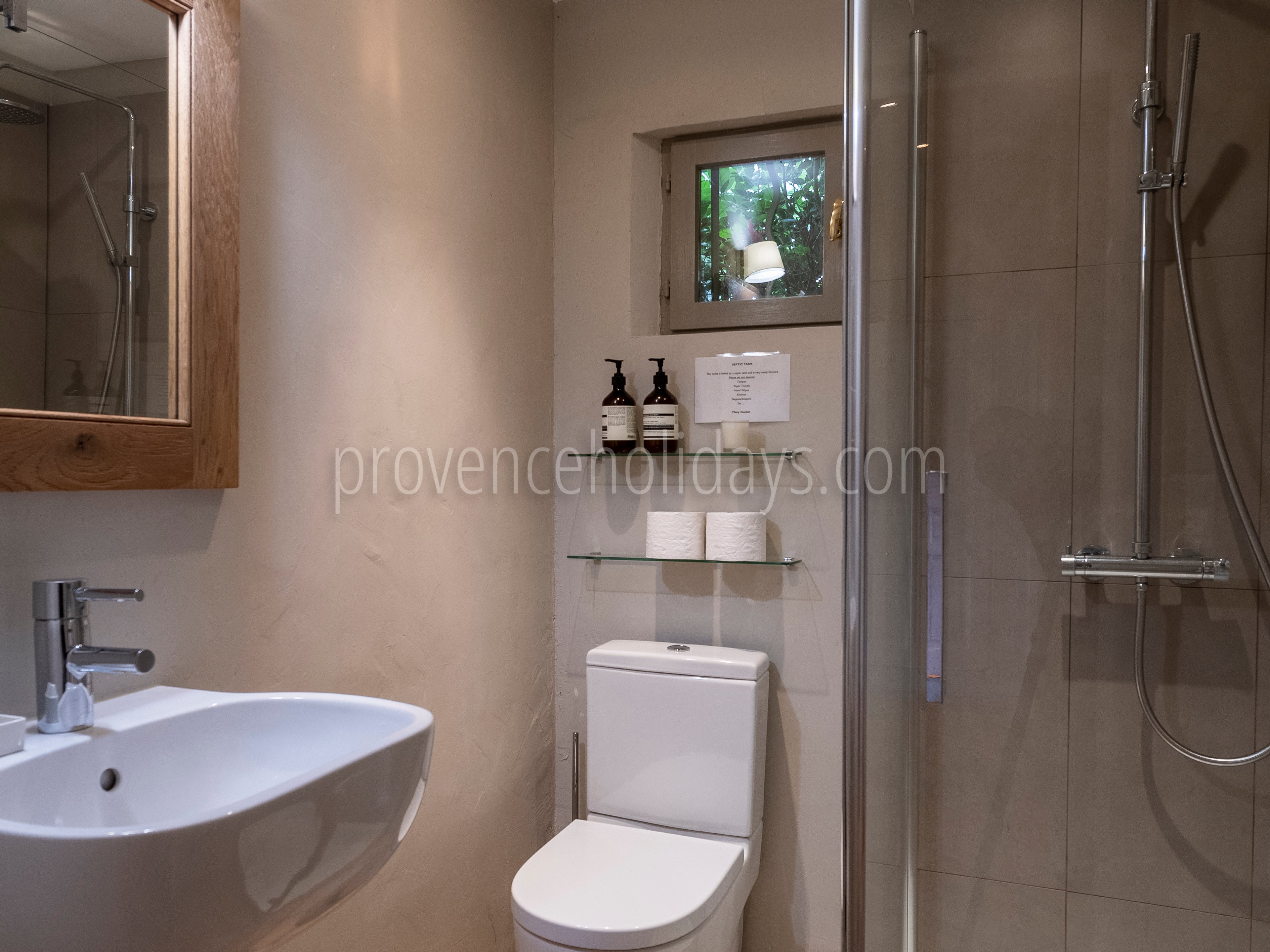 24 - Le Cottage: Villa: Bathroom