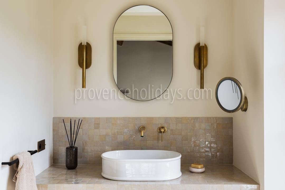 40 - Mas Chabaud: Villa: Bathroom
