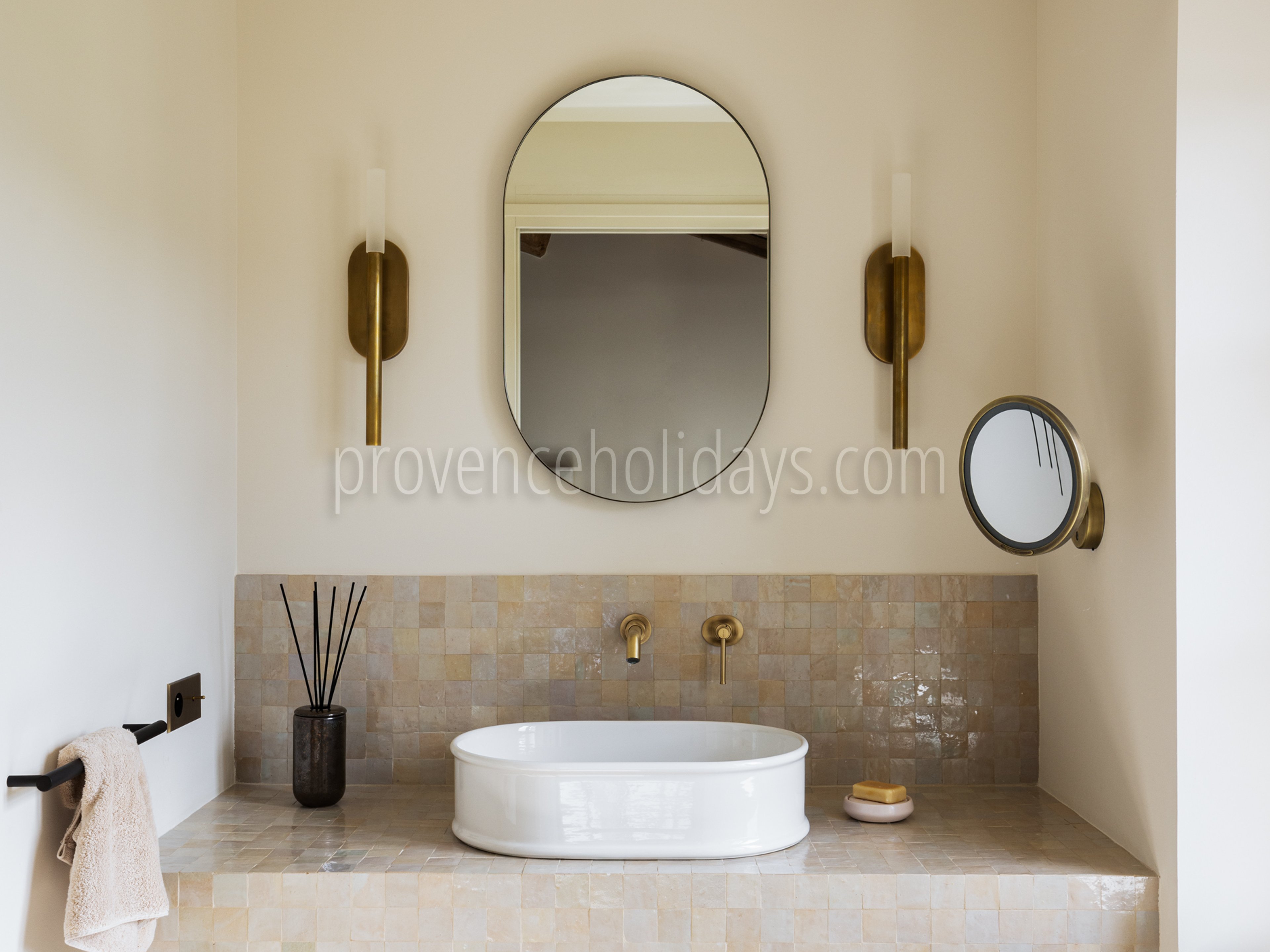 40 - Mas Chabaud: Villa: Bathroom